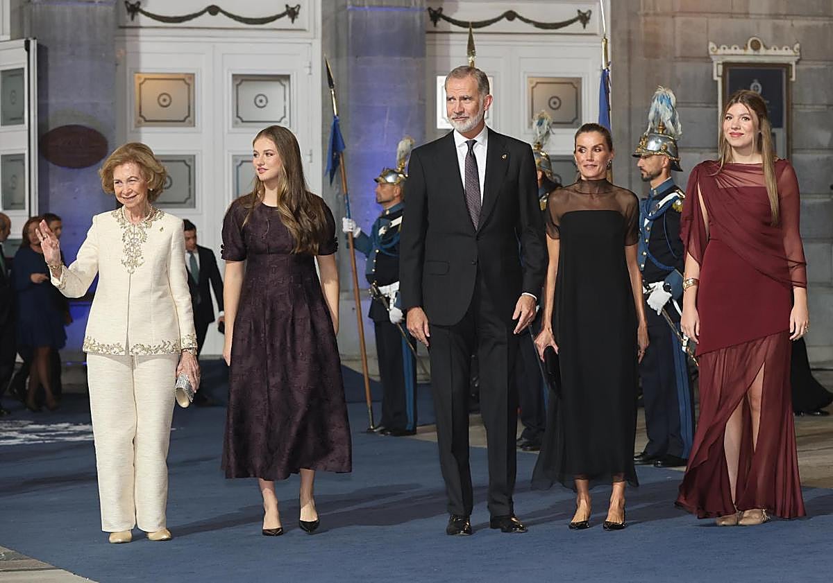 Imagen principal - Detalle del look de la Infanta Sofía e imagen de Miro Taboada y Alicia Davila Phaithayad, fundadores de la empresa con sede en Málaga.