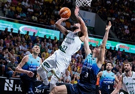 Duarte trata de anotar desequilibrado por Doornekamp.