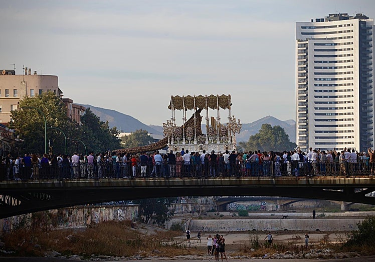 El trono, cruzando el puente de la Aurora.
