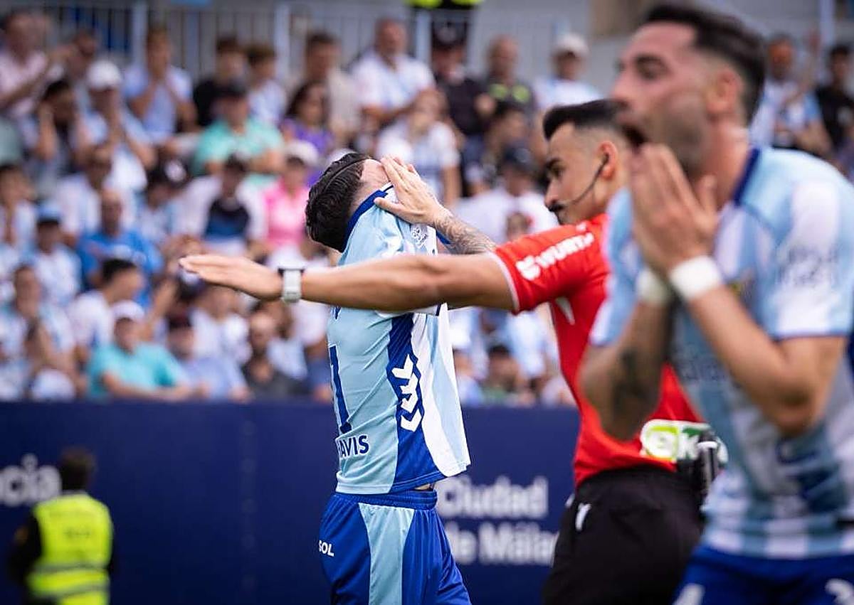 Imagen secundaria 1 - Un espectacular Málaga puede con todo en La Rosaleda y golea con uno menos (4-1)