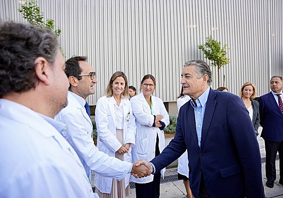 El consejero de Sanidad, Antonio Sanz, este lunes en la inauguración del nuevo hospital de día intensivo de Trastornos de la Conducta Alimentaria de la provincia de Sevilla