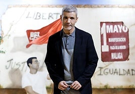 Antonio González posa ante uno de los murales de la sede de UGT, en la calle de Alemania, en la capital.