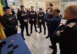 El alcalde de Benalmádena con un visor nocturno.