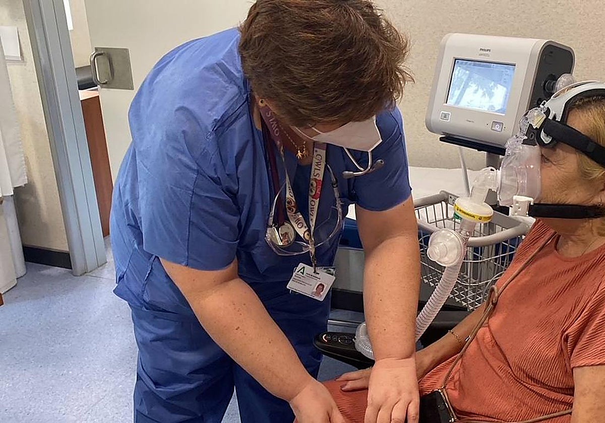 Una enfermera atiende a una enferma de ELA.