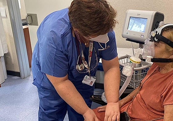 Una enfermera atiende a una enferma de ELA.