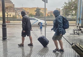 Turistas este lunes junto al río Guadalmedina.