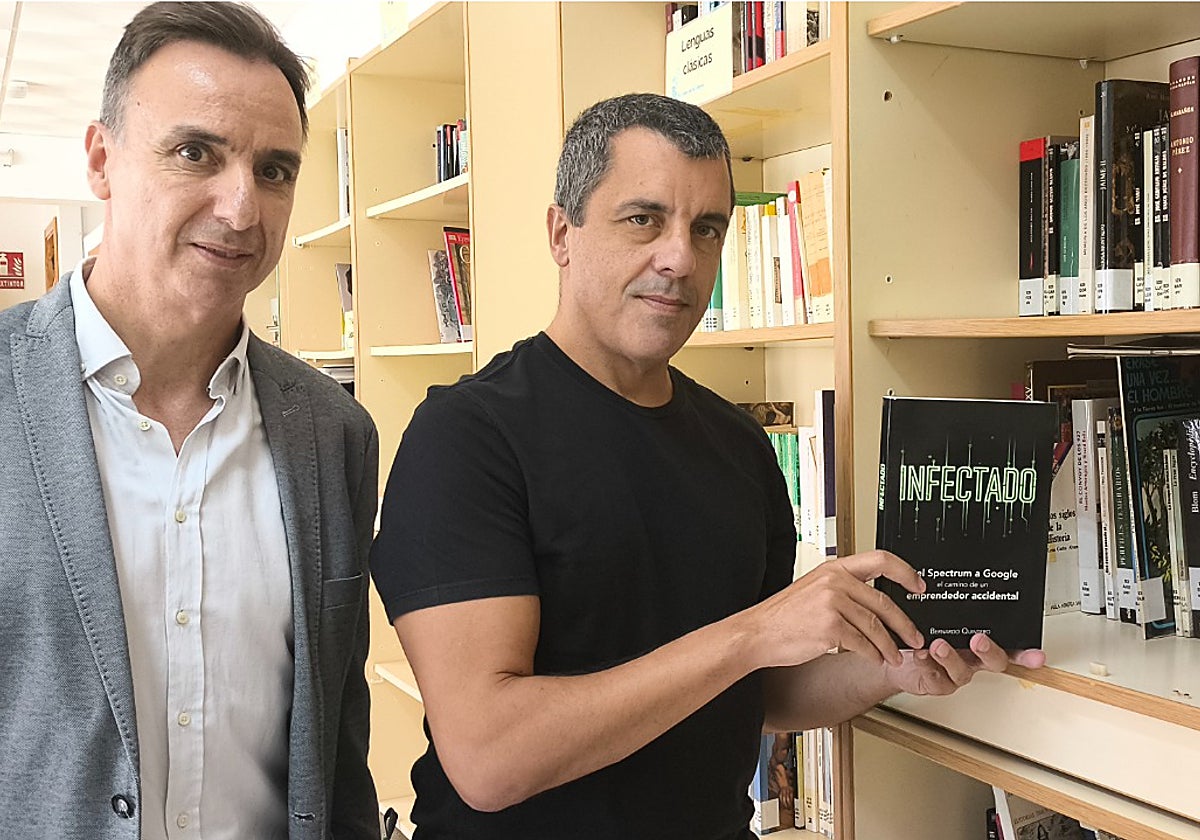 El director del IES Juan de la Cierva y Bernardo Quintero, en la biblioteca del centro.