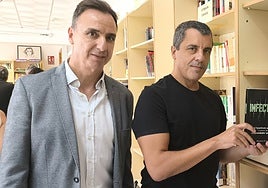 El director del IES Juan de la Cierva y Bernardo Quintero, en la biblioteca del centro.
