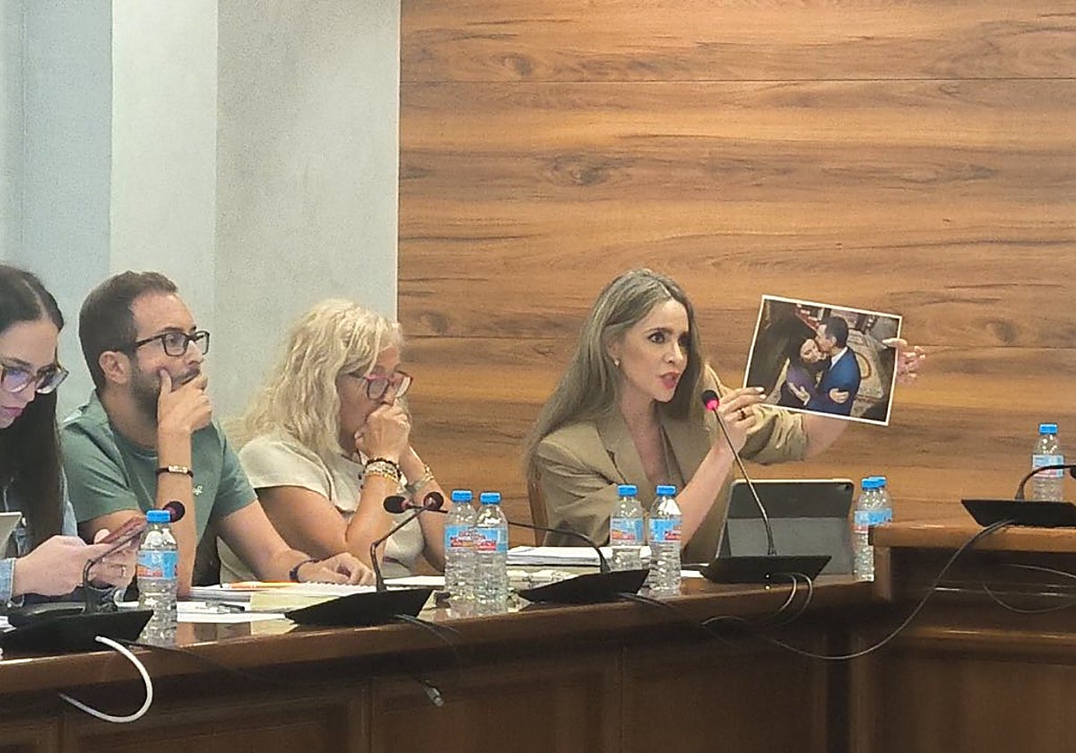 La edil del PP y diputada provincial Sandra Extremera, en un pleno de la corporación de Torrox.