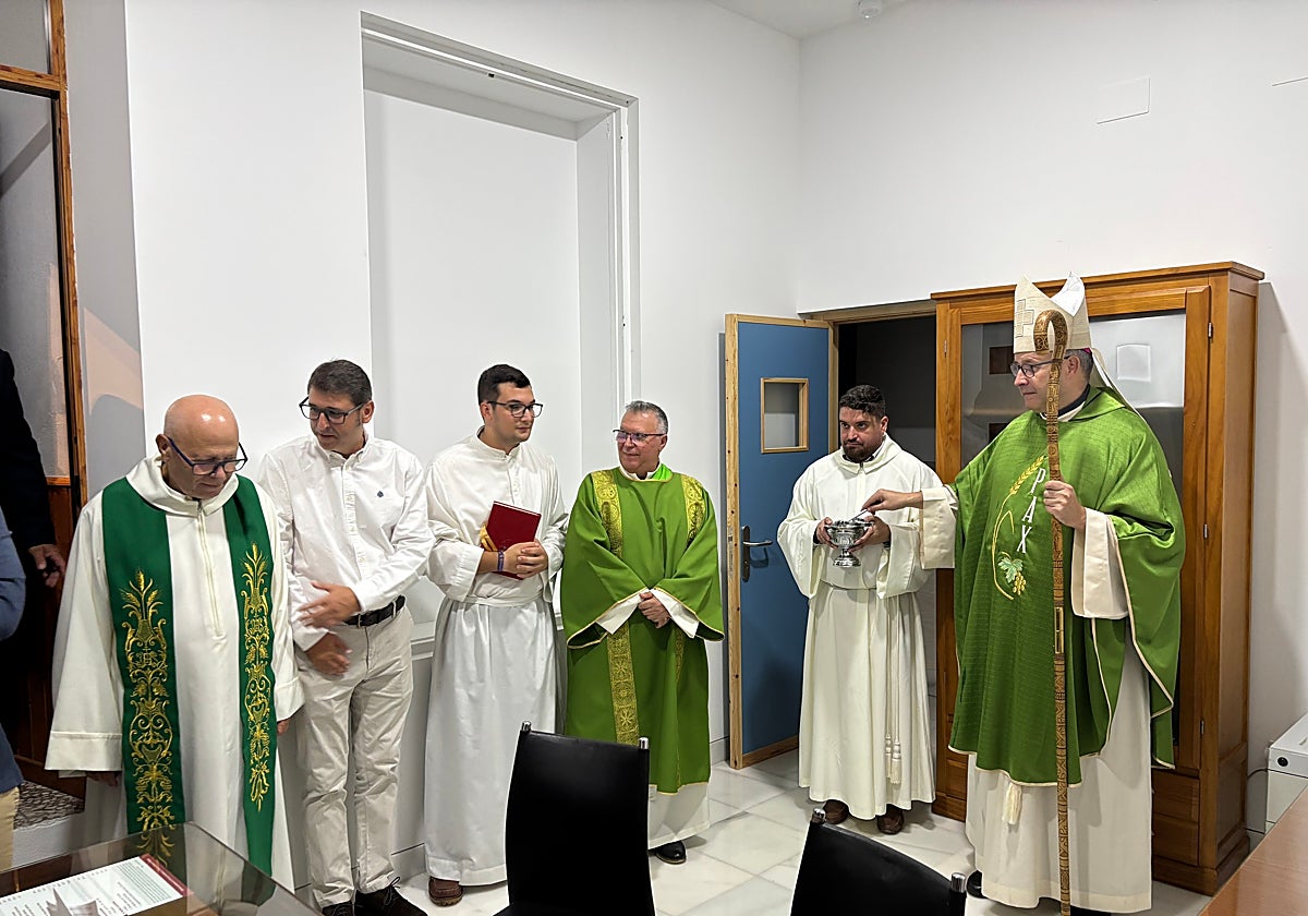 El obispo, durante la bendición de los salones parroquiales.