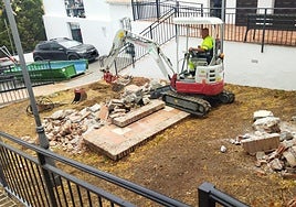Trabajos en el cementerio de La Cala del Moral.