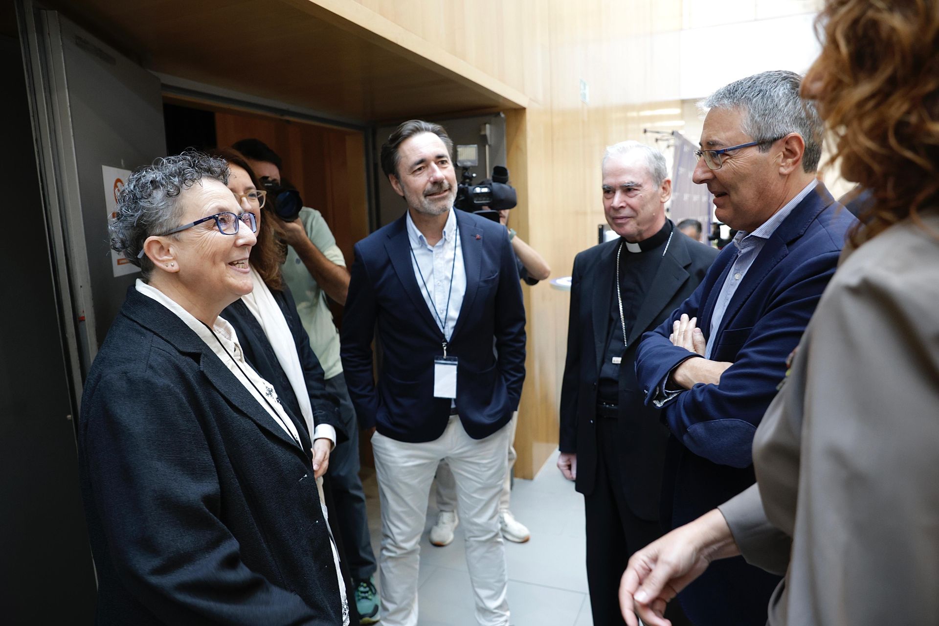 En primer término, la directora de Proyecto Hombre en Málaga, Belén Pardo, departe con el presidente de la Diputación, Francisco Salado.