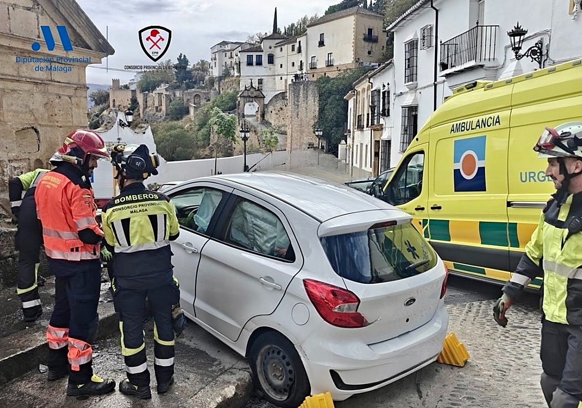 Evacuado un conductor de 79 años tras chocar contra la Fuente de los Ocho Caños de Ronda