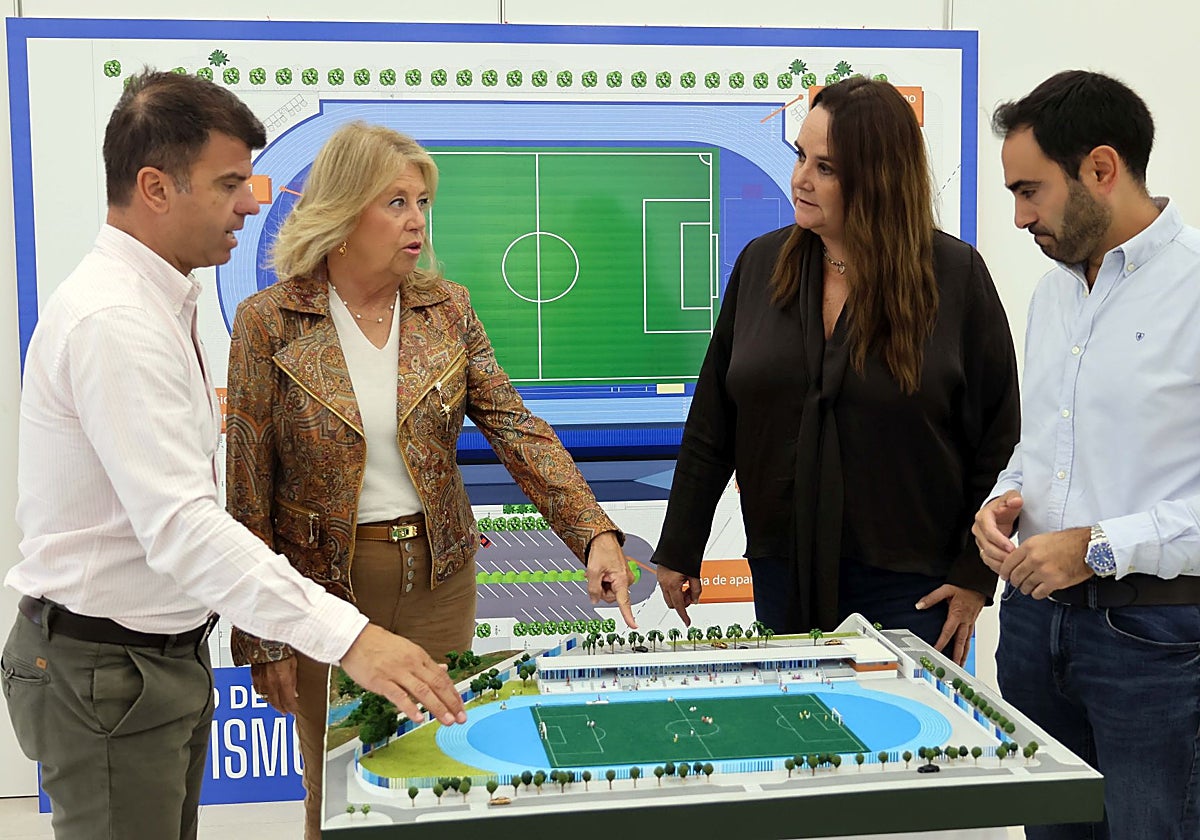 Ángeles Muñoz señala la maqueta del proyecto junto a los ediles de Obras, Deportes y del distrito.