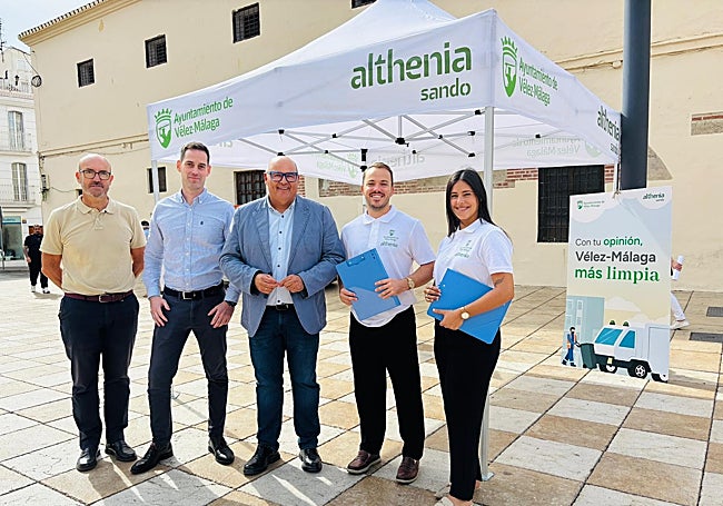 El alcalde veleño, Jesús Lupiáñez, en la visita la carpa de limpieza.