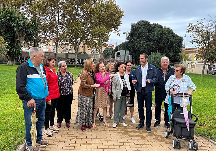 Dani Pérez, y concejales socialistas junto a vecinos, en la presentación de la moción para pedir un plan de choque contra las ratas, este lunes en el Parque de María Luisa, en la carretera de Cádiz.