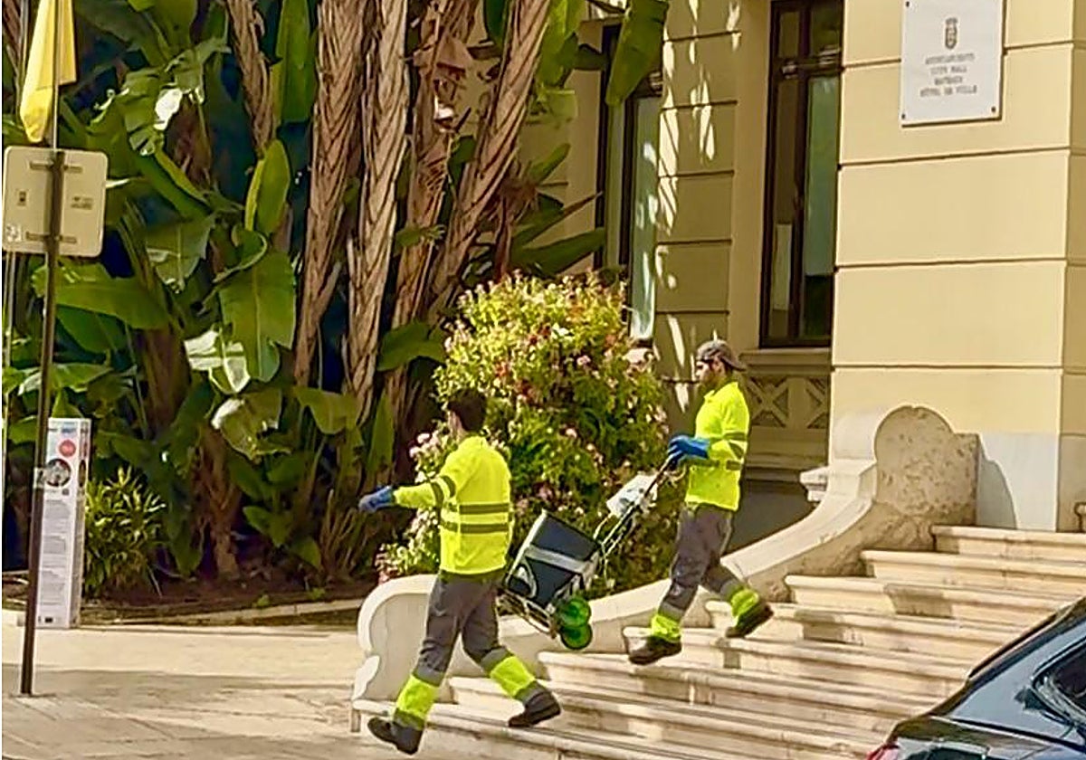 Los operarios que realizan el tratamiento de desratización saleb del Ayuntamiento de Málaga este martes.