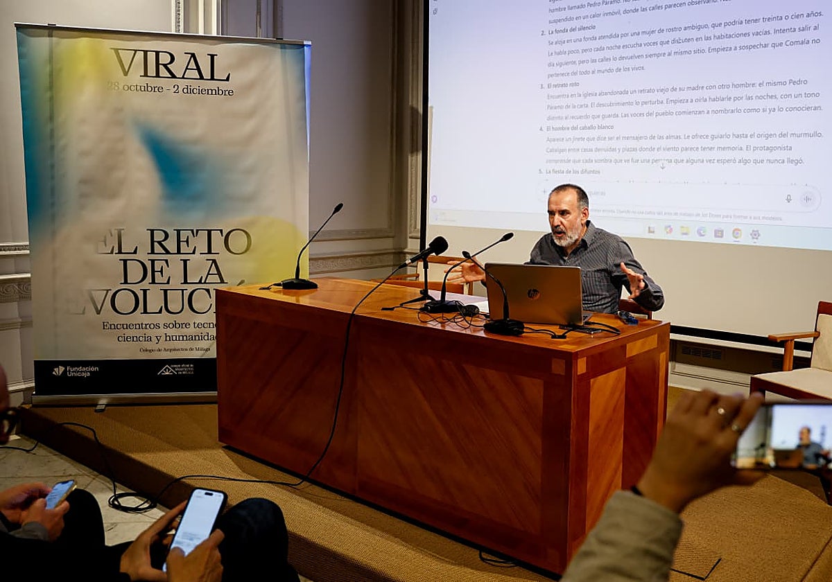 Ángel L. Fernández, este martes, ofreciendo una ponencia sobre el uso de la IA.