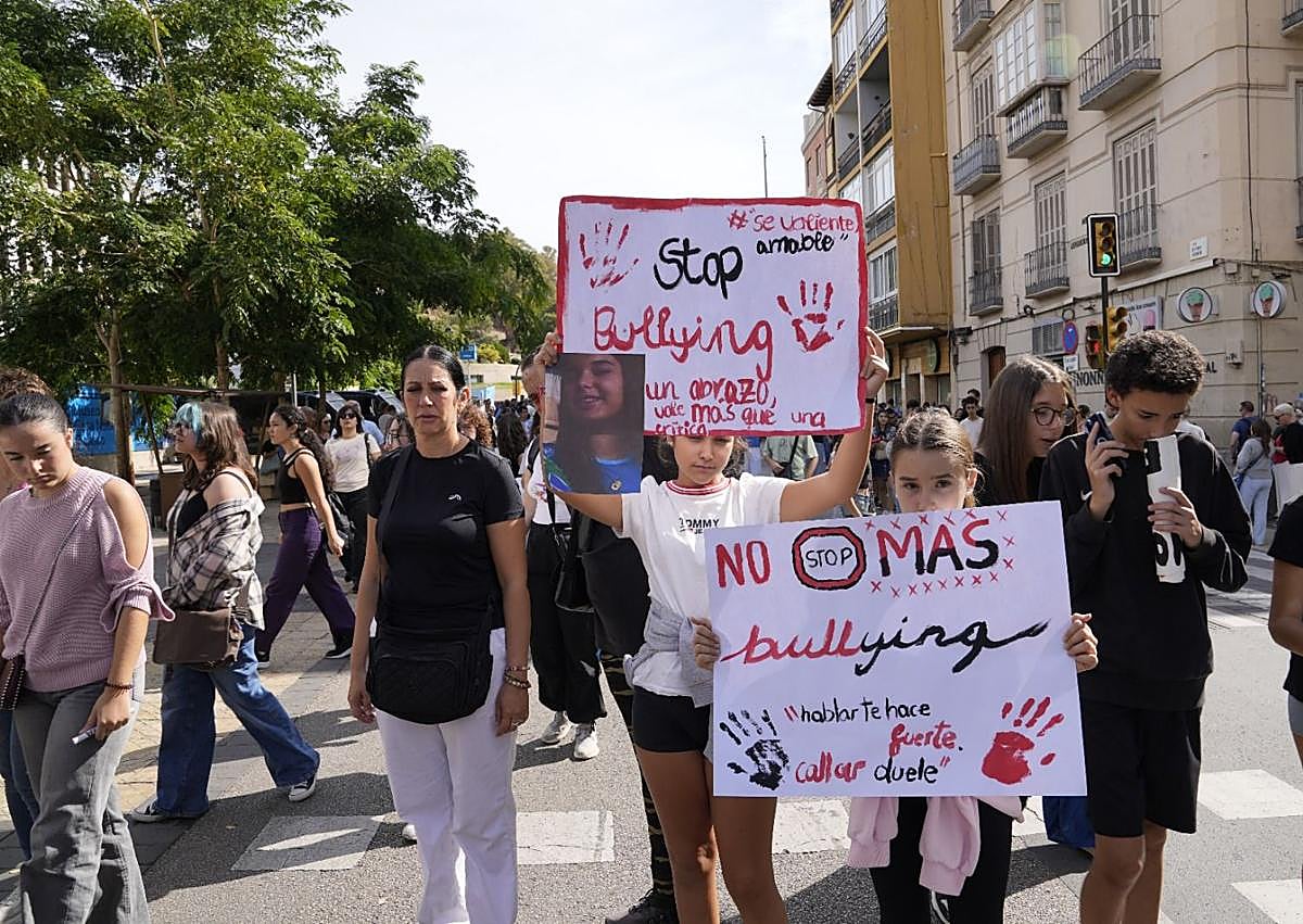 Imagen secundaria 1 - Cientos de personas se manifiestan en Málaga contra el &#039;bullying&#039;: «El silencio también mata»