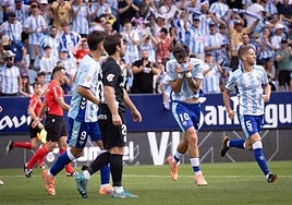 Los jugadores del Estepona y del Málaga se saludan antes del duelo copero de la temporada pasada.