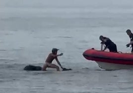 Despliegue en el mar para arrestar a un hombre tras intentar atracar con un cuchillo a un médico en Marbella
