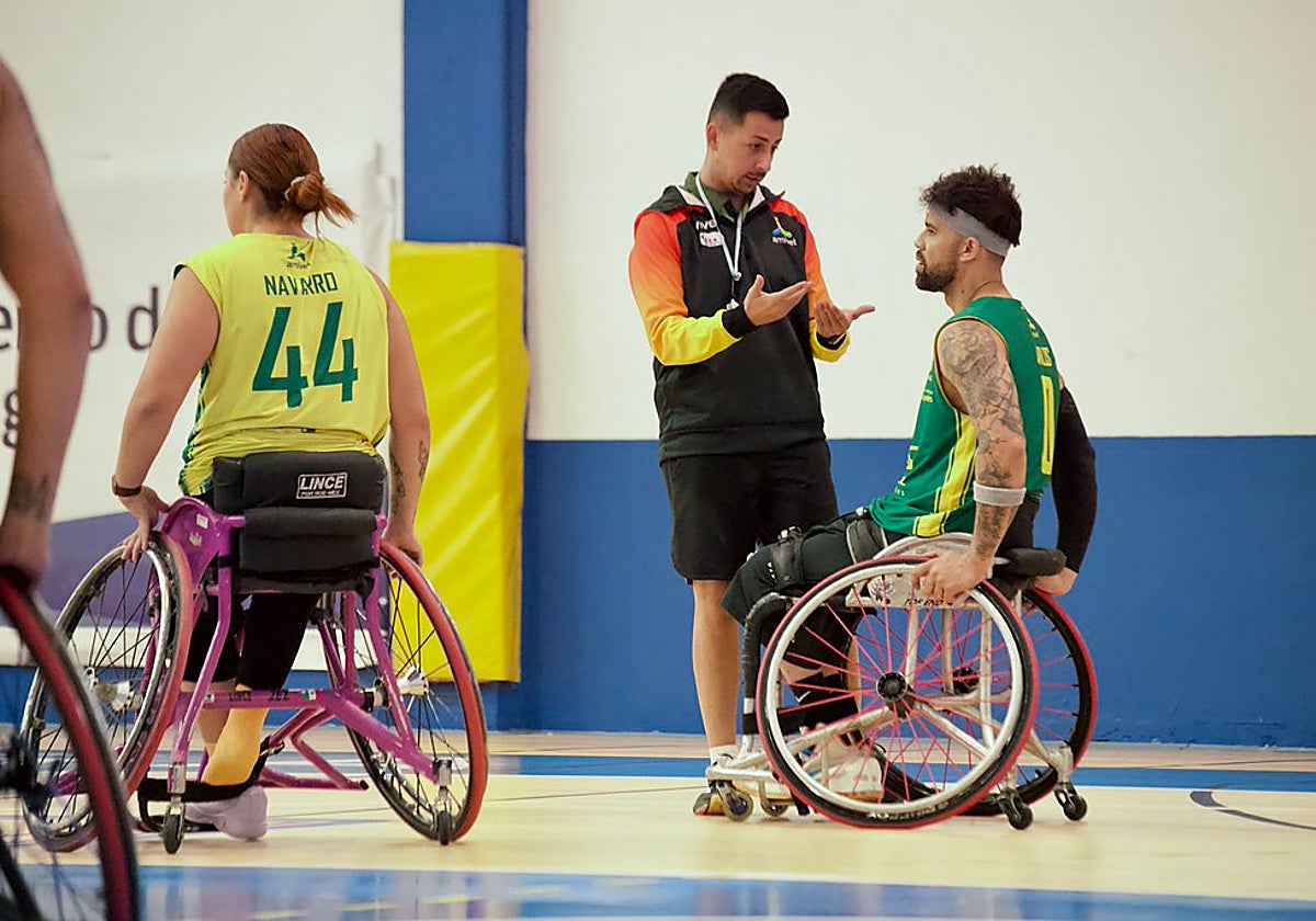 El nuevo entrenador, Jorge Borba, da instrucciones durante un entrenamiento de esta pretemporada.