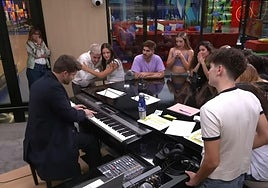 Pablo Alborán hace llorar a los concursantes de 'Operación Triunfo' y les revela algunos de sus secretos musicales