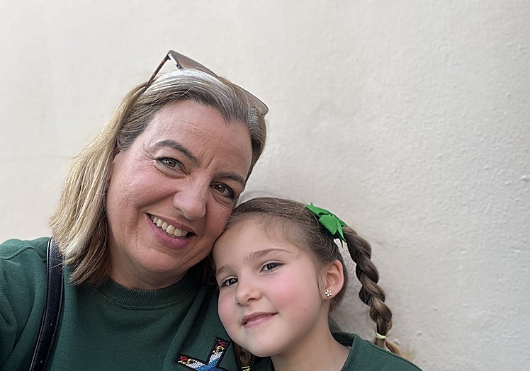 La pequeña Victoria Esperanza junto a su madre, María del Mar.