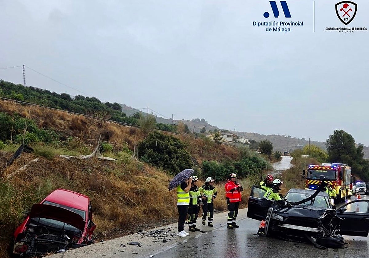 Imagen de los dos vehículos siniestrados este miércoles en La Viñuela.