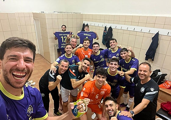 La celebración de la victoria del equipo en el vestuario en Tenerife.