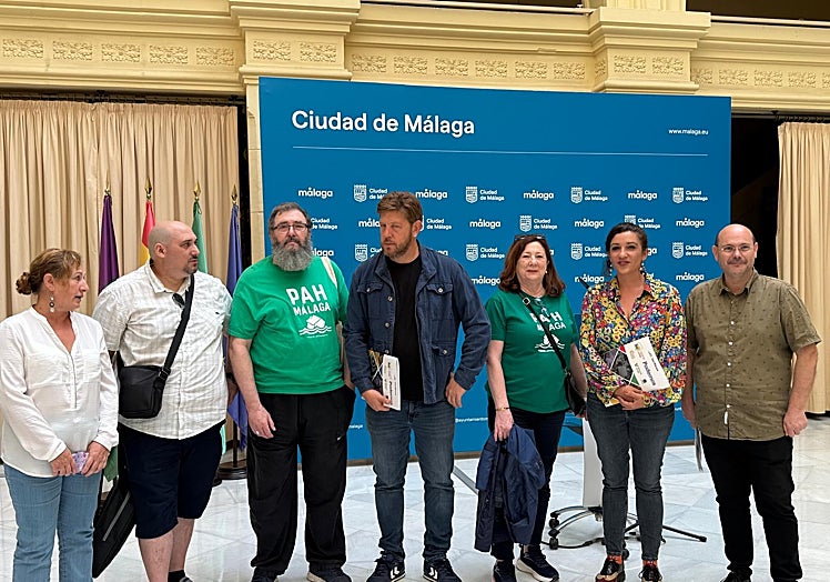 Los concejales de Con Málaga Nico Sguiglia y Toni Morillas, con miembros de la Plataforma de Afectadas por la Hipoteca (PAH).