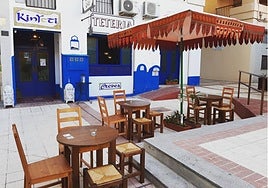 Vista del exterior, con la terraza.