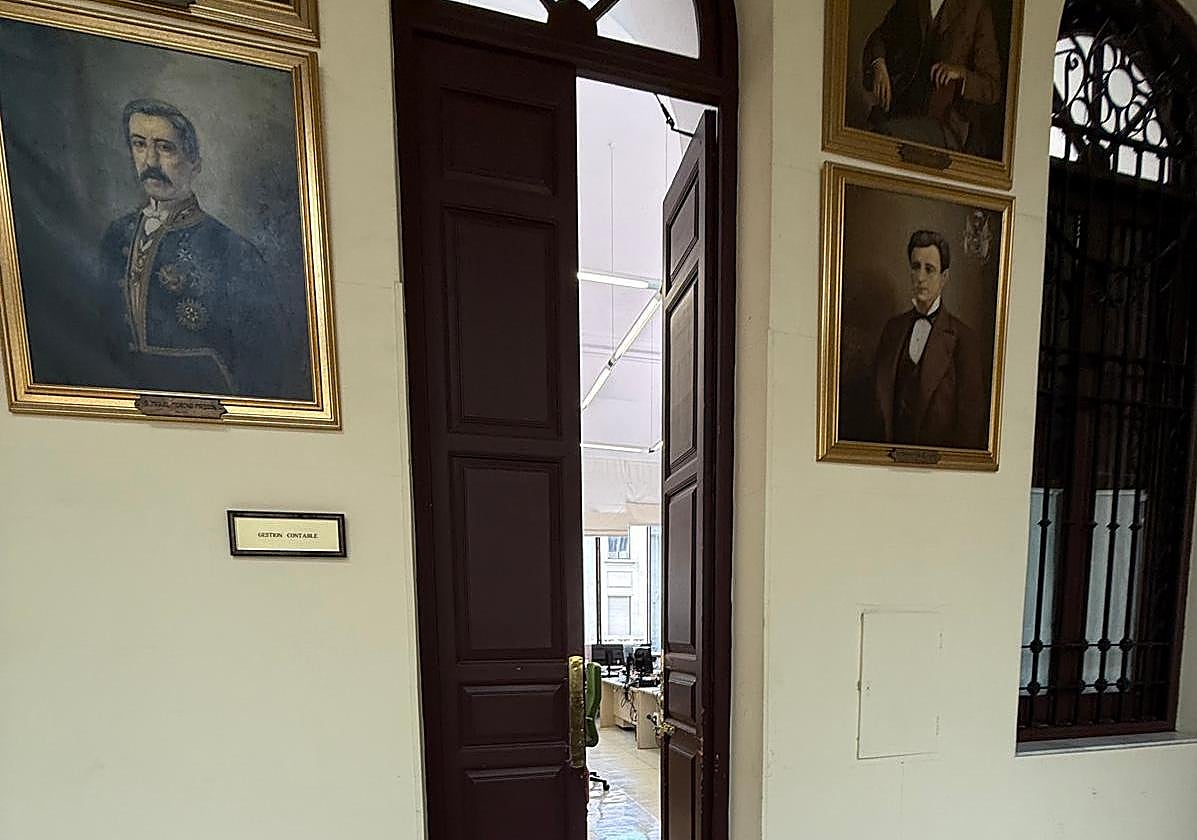 Imagen del área del Ayuntamiento de Málaga, en la primera planta, en el que están realizando tratamientos de desratización una empresa especializada.