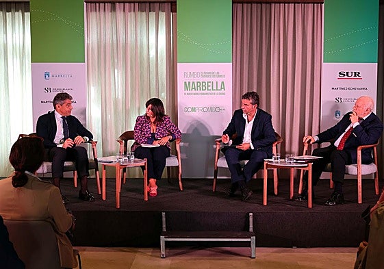 De izquierda a derecha, Pablo Espejo (Martínez Echevarría), María Medina (coordinadora POU y PGOM), Javier Recio (director de SUR) y Pedro Rodríguez (presidente de Sierra Blanca Estates).