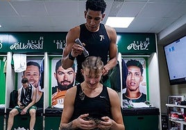 Tyson Pérez rapa a Butajevas en el vestuario al término del partido contra el Oostende.