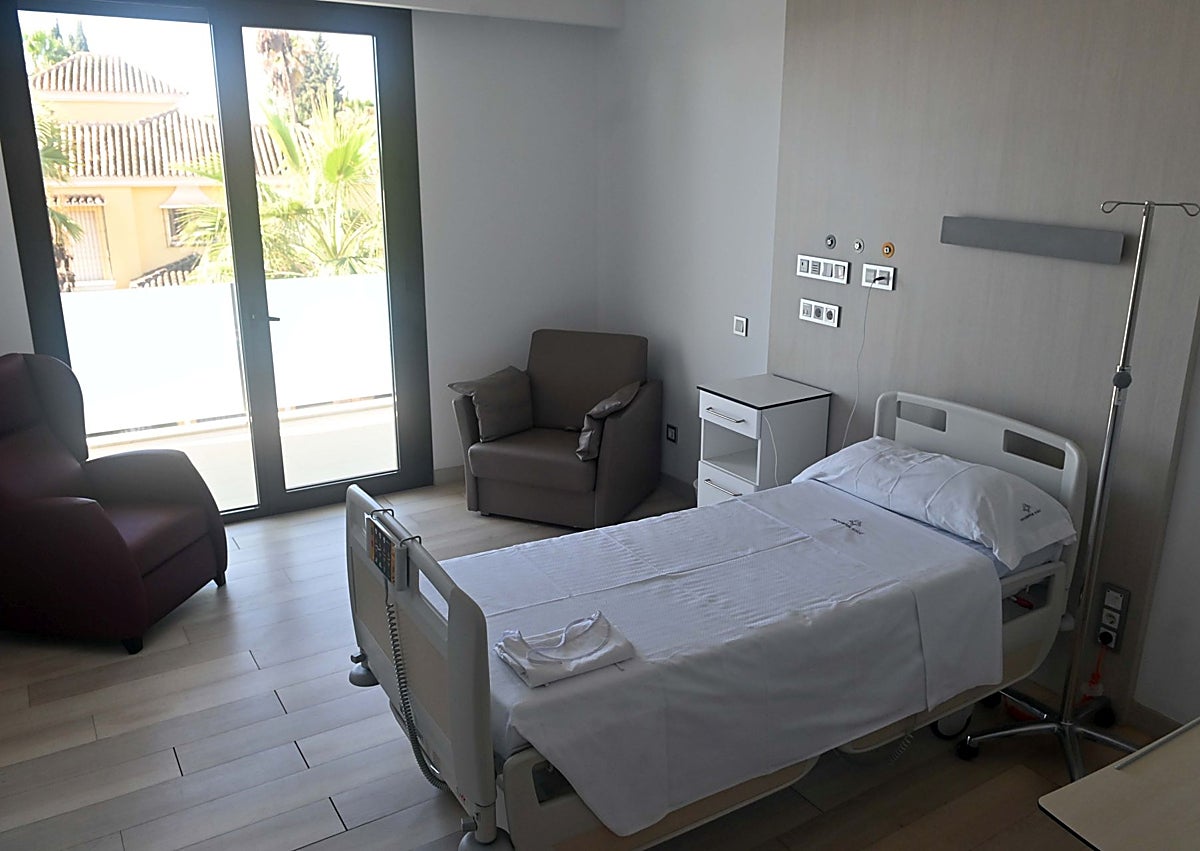 Imagen secundaria 1 - Imágenes de una consulta, una habitación y el exterior del centro hospitalario.