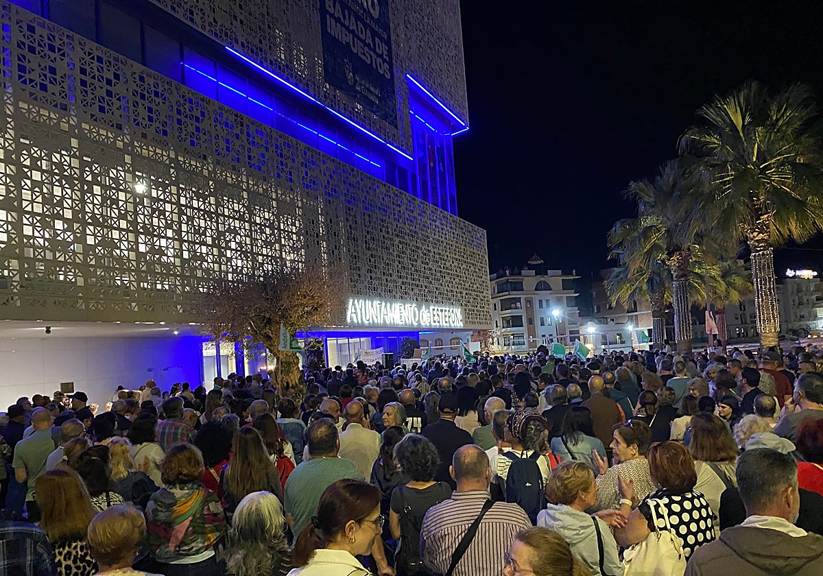 Concentración de vecinos y vecinas de Estepona pidiendo la apertura completa del hospital de la ciudad.
