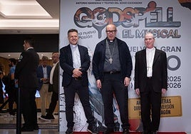 El obispo, José Antonio Satué (en el centro), junto a Pérez y Catalá.