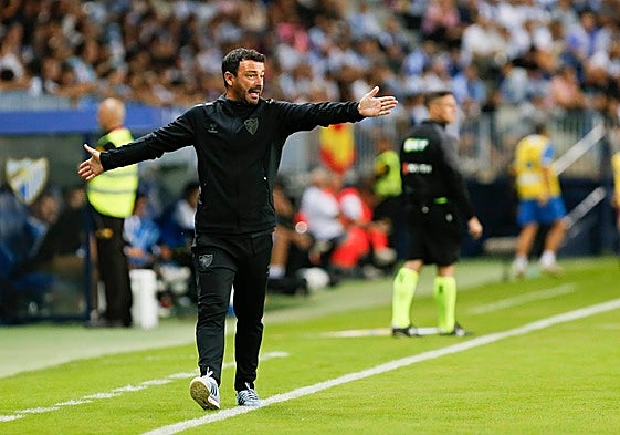 Ale Acejo da instrucciones al Málaga en el duelo frente al Deportivo.