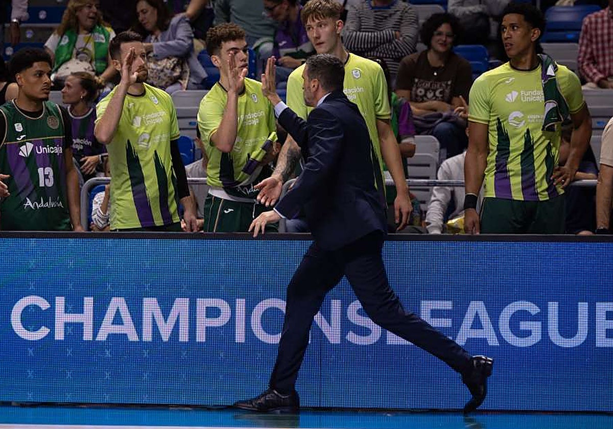 Ibon Navarro saluda a sus jugadores antes del comienzo del partido.