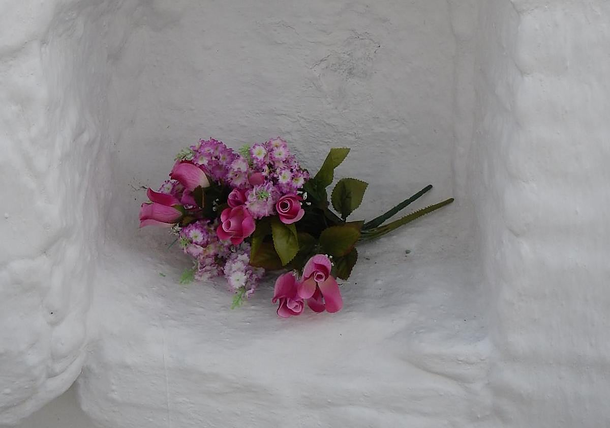 Imagen principal - En la foto superior, tumba del Niño Gitano. En la segunda imagen, este epitafio se repite en ocho nichos. El acceso es libre y gratuito.