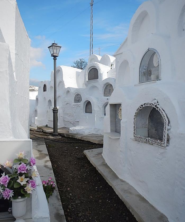 Imagen secundaria 2 - En la foto superior, tumba del Niño Gitano. En la segunda imagen, este epitafio se repite en ocho nichos. El acceso es libre y gratuito.