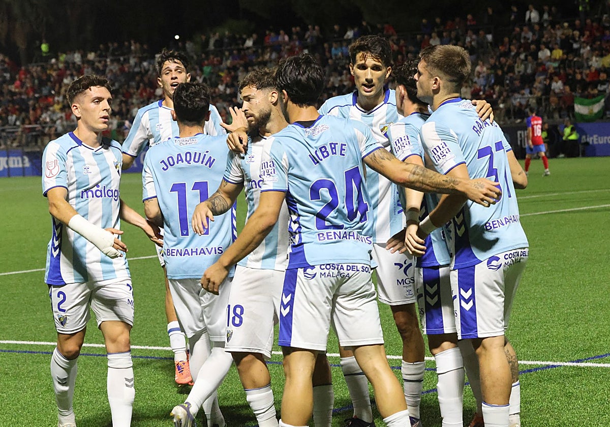 Los jugadores del Málaga celebran el primer gol en Estepona, el de Lobete.
