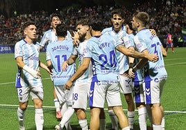 Los jugadores del Málaga celebran el primer gol en Estepona, el de Lobete.