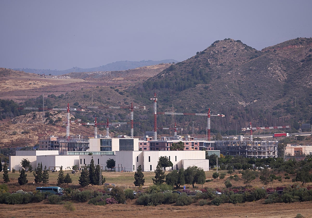 Construcción de viviendas de protección oficial al oeste del campus de la Universidad.