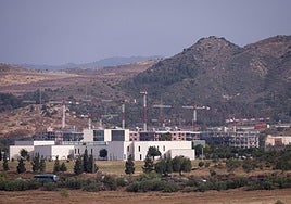 Construcción de viviendas de protección oficial al oeste del campus de la Universidad.
