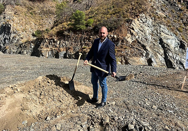 Javier Lazpita sostiene la pala con la que se colocó la primera piedra de Evolution Park.