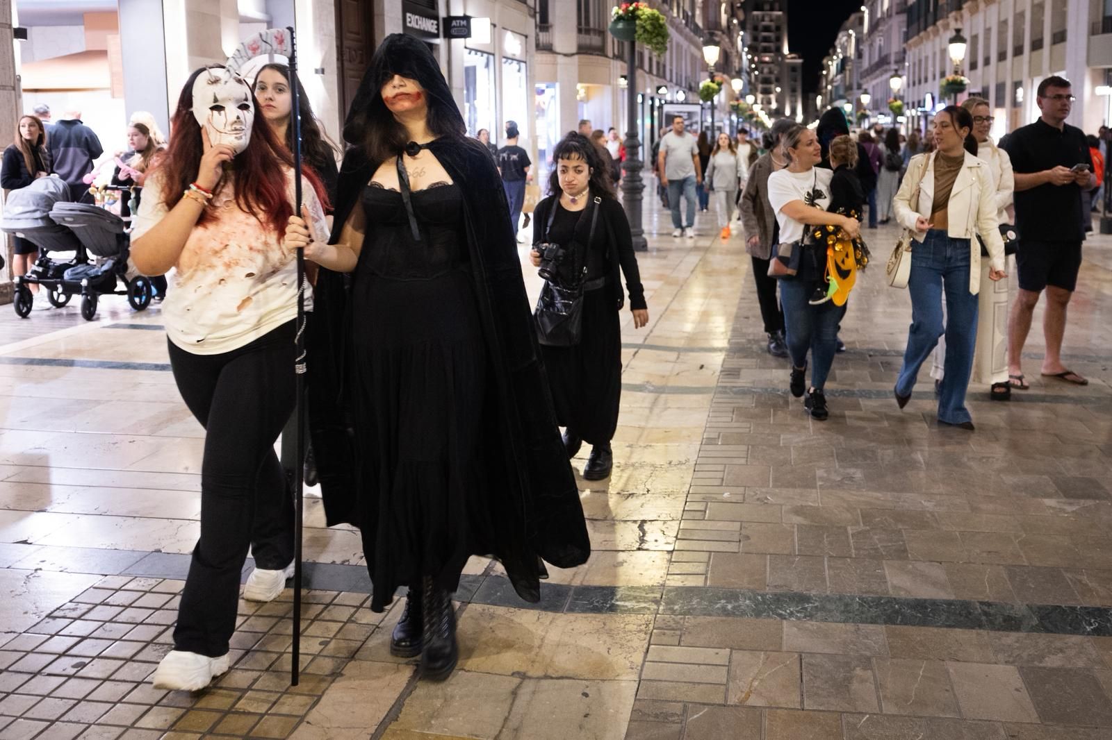 Muchos malagueños lucieron sus disfraces por las calles del Centro de Málaga