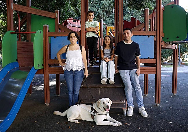 Sandra Jurado y José Andrés Sánchez, con sus hijos Sandra y Pablo en los Jardines de Picasso. Indira, la inseparable perra guía de Sandra es una más de la familia.