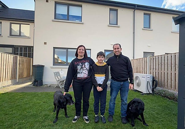 Nuria Azanza, junto a su hijo Eric, su marido Juanjo Montiel y sus perros guía Oldo y Yuco, en su casa de Dublín donde residen actualmente.
